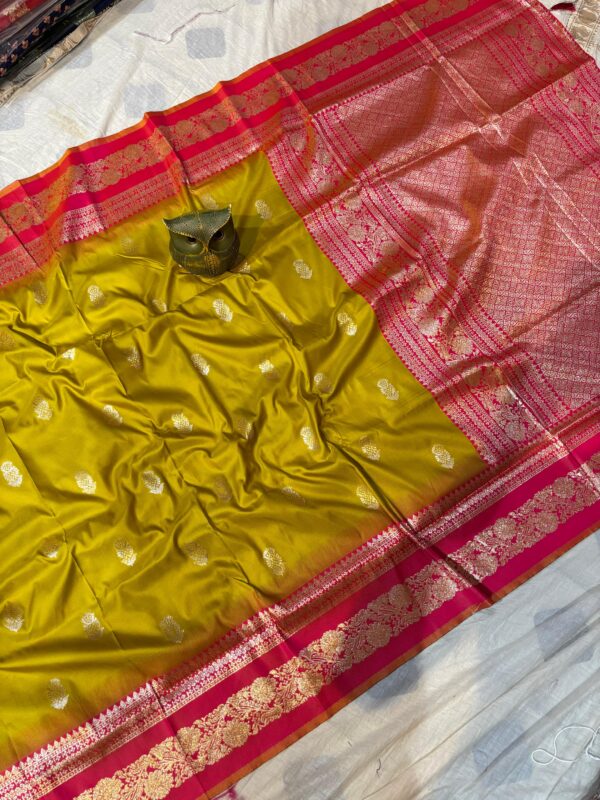 Handcrafted Mahabalipuram Silk Saree – Parrot Green Body with Magenta Pink Zari Border & Pallu (with Blouse Piece)