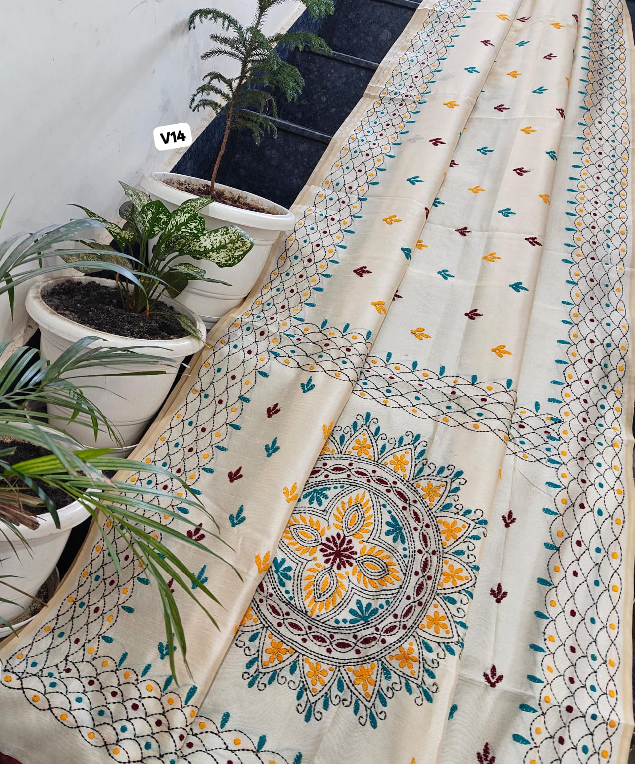 Ivory Chanderi Hand Phulkari Saree with Scalloped Border & Floral Mandala Pallu